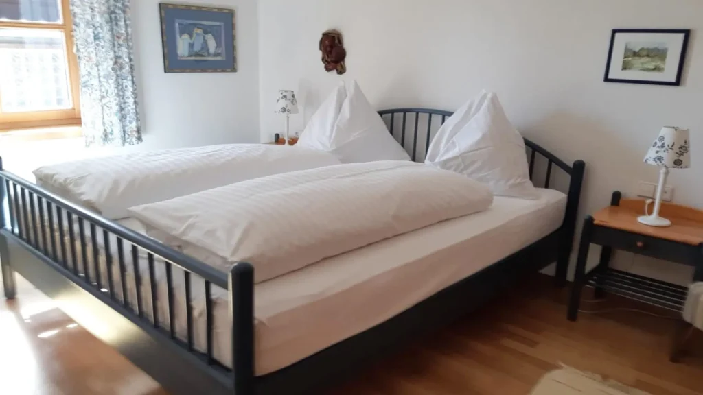 Schlafzimmer mit Doppelbett