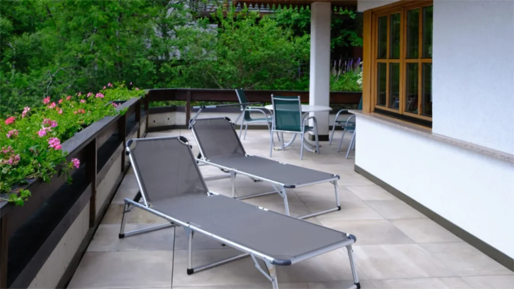 Entspannende Liegen auf der Terrasse