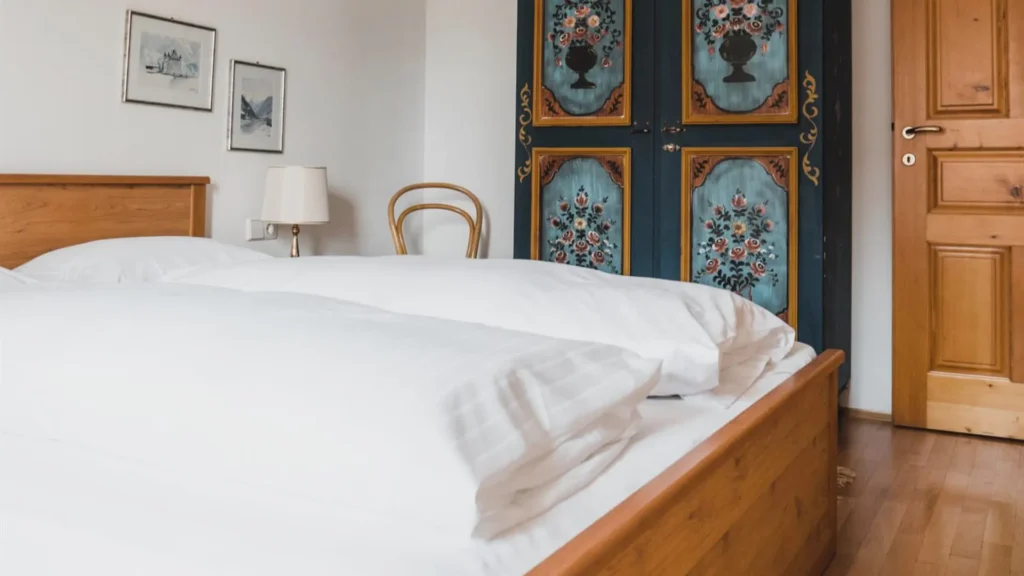 Schlafzimmer mit einem Doppelbett