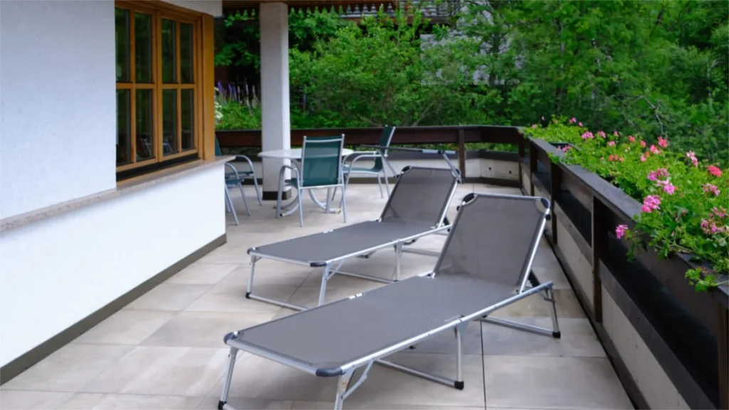 Terasse mit Liegebetten